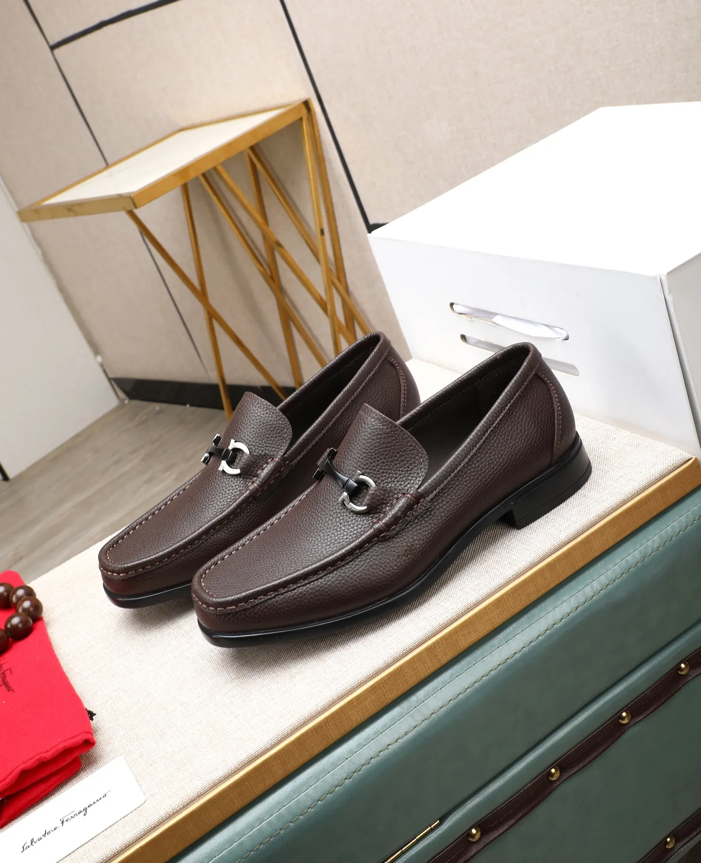 Men's clothing and shoes 💰700📛📛High-end goods! Salvatore Ferragamo is the world's top luxury footwear brand. It comes from Italy, the kingdom of fashion. It is famous all over the world for its traditional handmade design and novel styles... 🚶🏻🚶🏻 Top-quality suit shoes are sold simultaneously at the counter. This style is purely handmade. The fabric is imported Italian calfskin➕soft water-dyed cowhide lining. Specially available with original deep rubber outsole🌀🌀Size: 38➖44